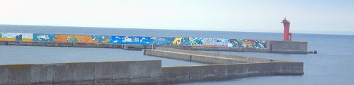 色鮮やかな防波堤